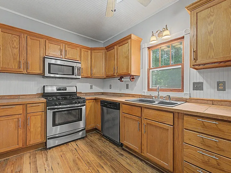810 King Ave — Photo 13