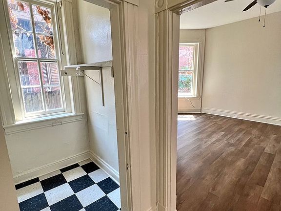 5th image of 1028 W Franklin St APT 1