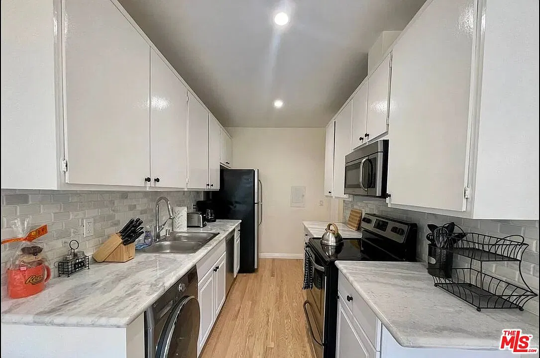 3 bed, 2.5 bath, 1700 sqft, $6,300 — Photo 3