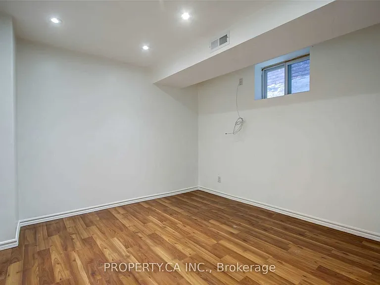 1012 Ossington Ave #LOWER — Photo 11