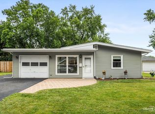 15 Cedar Dr, North Aurora, IL 60542