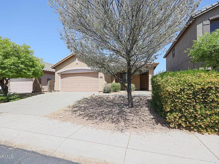 2470 W Warren Dr — Photo 3