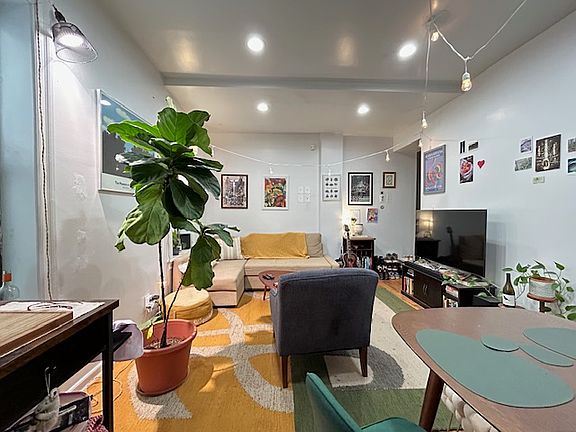 3rd image of 250 Hawthorne St #1F