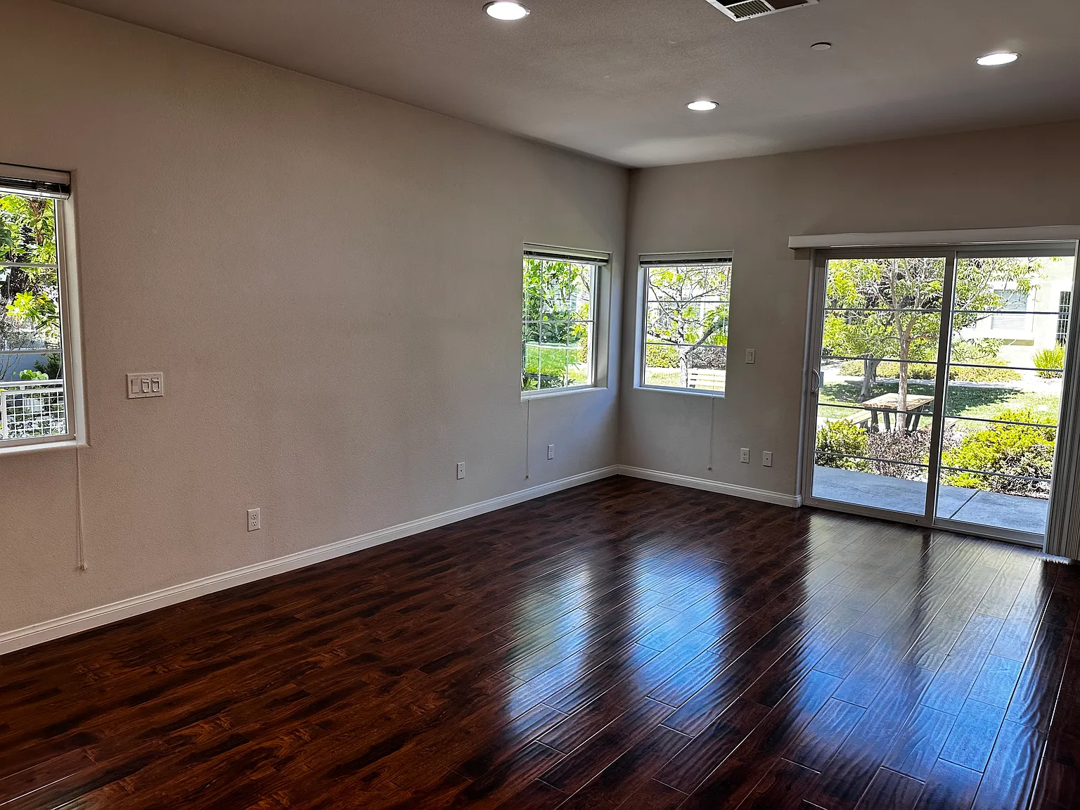 3 bed, 2.5 bath, 1675 sqft, $3,975 — Photo 4