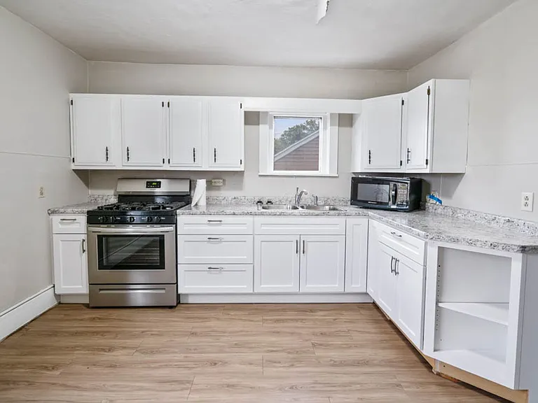 1632 Waterloo Rd - Cedar Falls — Photo 8