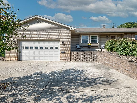 3rd image of 125 Parkwood Dr