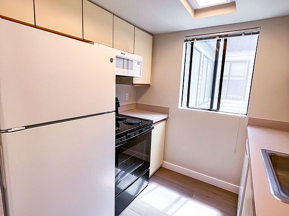 5th image of 4830 Fauntleroy Way SW APT 402