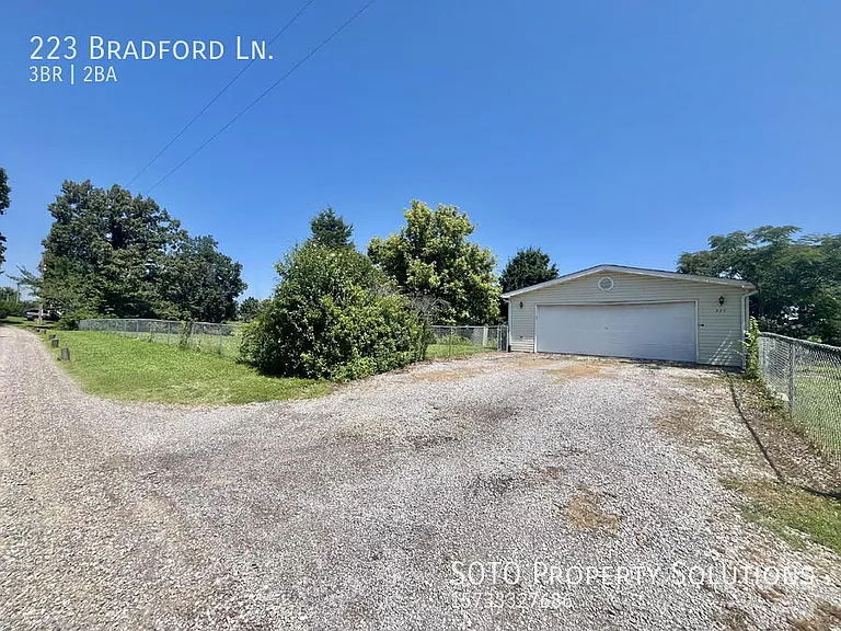 223 Bradford Ln — Photo 3