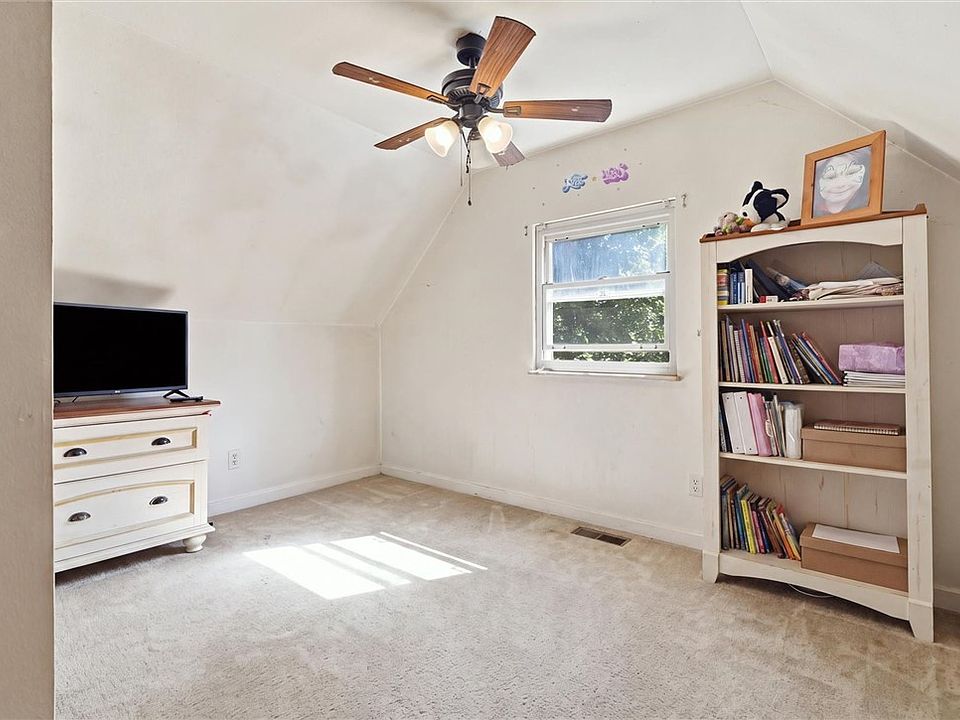19th image of 2740 Steiner St