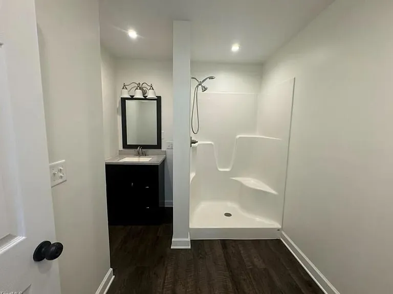 904 Elizabeth St — Photo 10