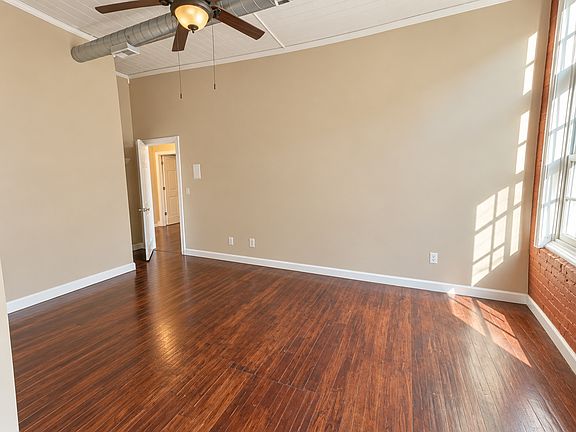 5th image of 305 S Lincoln St APT D