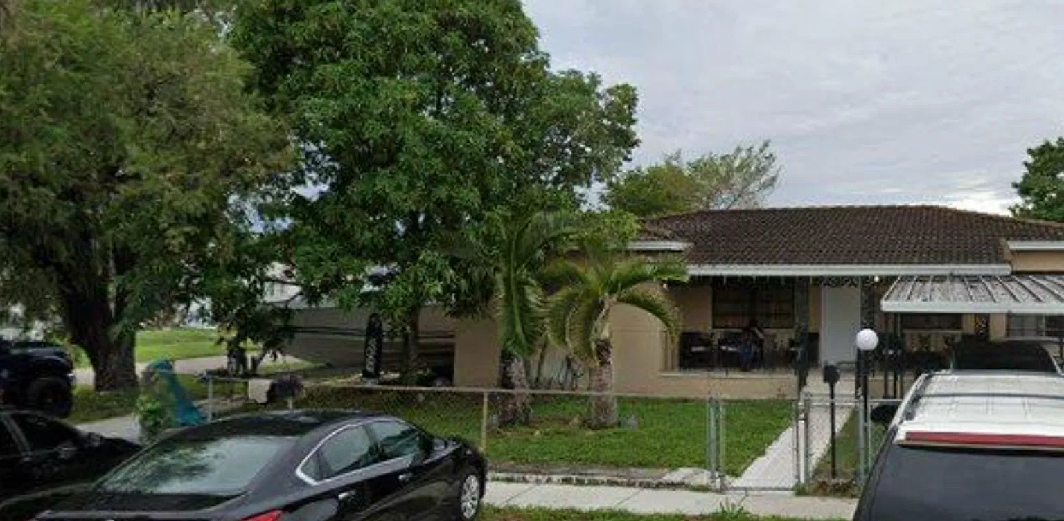 Cozy Home - 3 Bedrooms + Den/ 2 Bathrooms in quiet neigborhood — Photo 1
