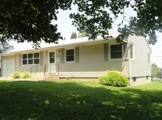 626 Hillcrest Dr, Monticello, IA 52310