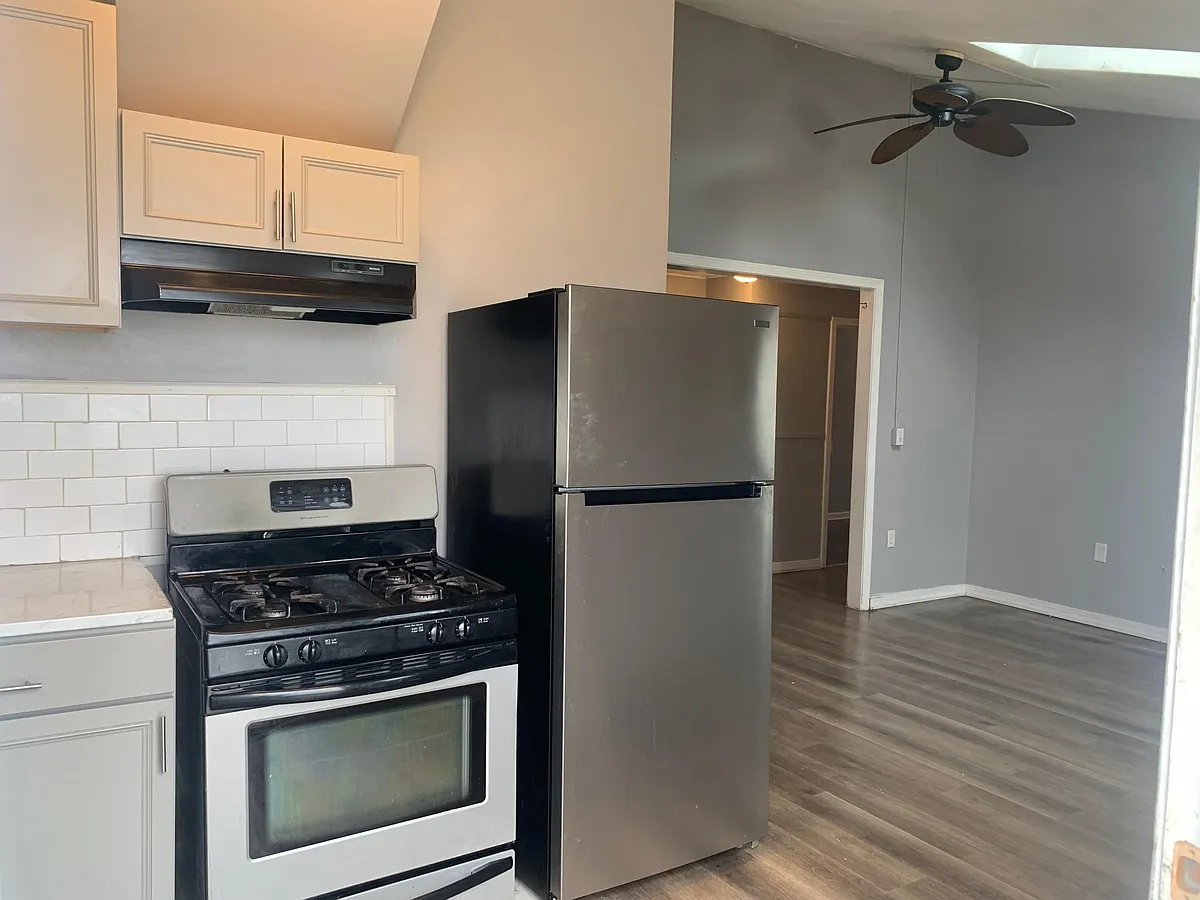 Building Photo - 583 Laurel Hill Ave #1