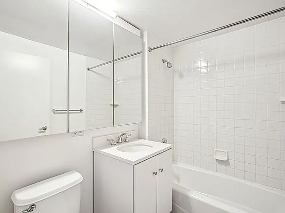 5th image of 229 Chrystie St #1020A