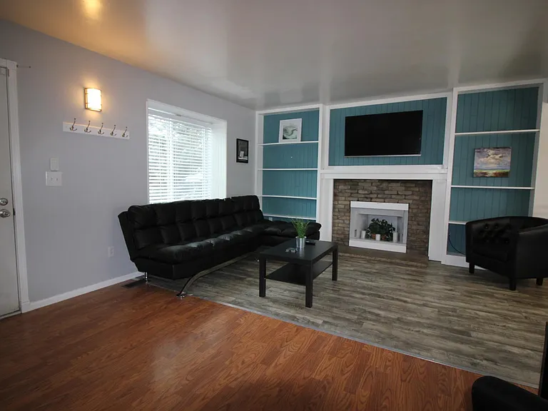 19231 E Nassau Dr — Photo 2