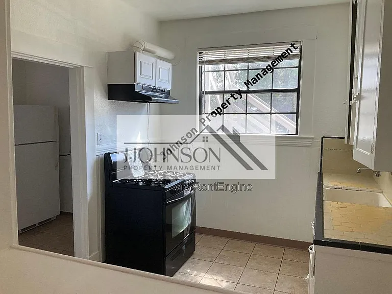 830 N Van Buren St #A — Photo 7