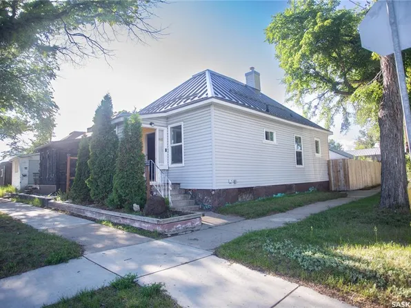 1102 19th STREET W, Saskatoon, SK S7M 1C4
