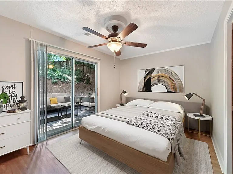 326 Mathews Ave #B — Photo 11