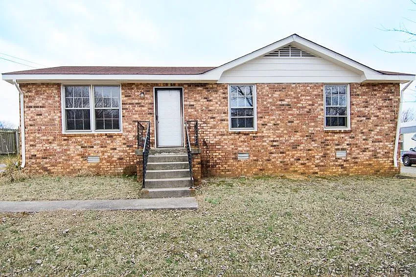 208 E Hillcrest Dr