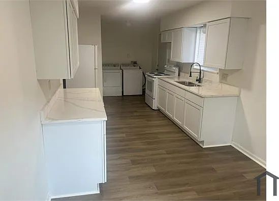 2319 N Parker Ave — Photo 1