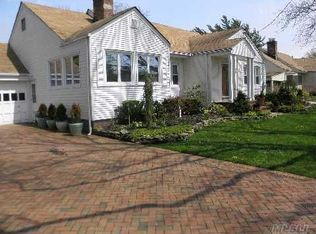 104 Knight St, Oceanside, NY 11572
