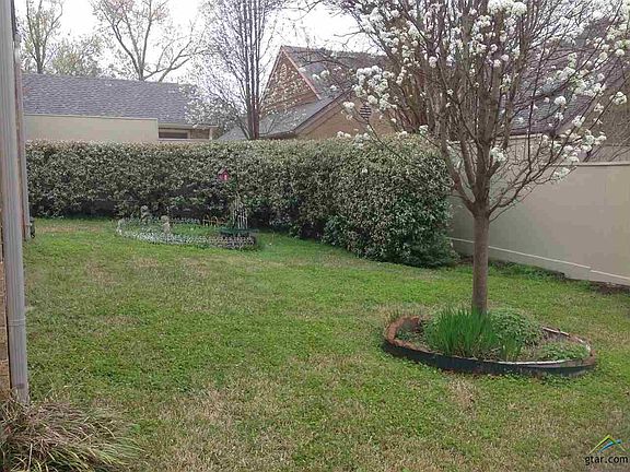 2nd image of 815 Bradley Ct