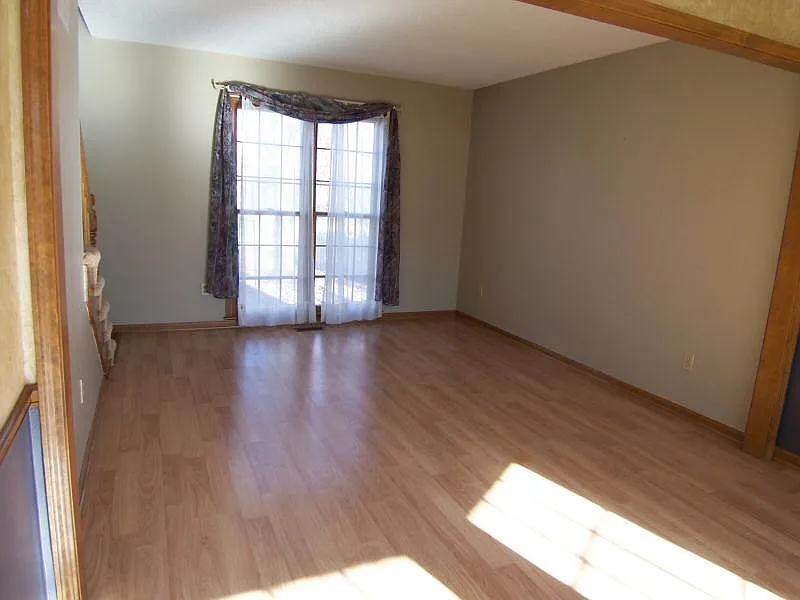5 bed, 3.5 bath, 2800 sqft, $2,695 — Photo 2