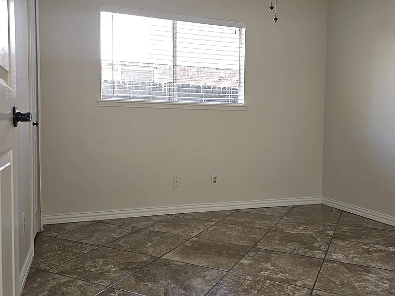 617 Country Ln — Photo 14