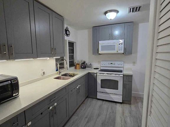 3rd image of 1300 Collins Ave