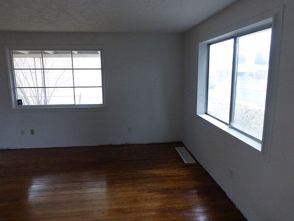 3rd image of 1117 E Heroy Ave