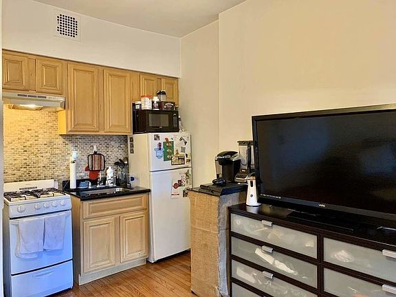 3rd image of 336 E 61st St APT 11
