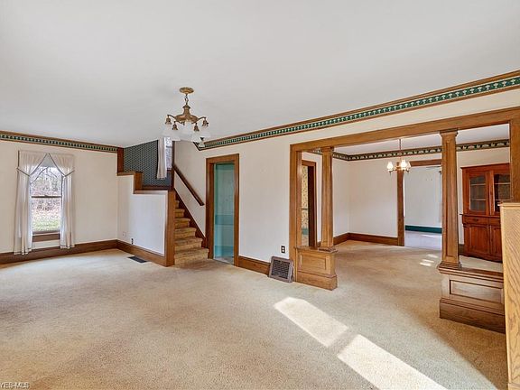 5th image of 2977 Pleasant St