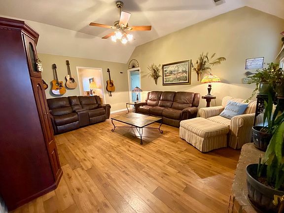 5th image of 10 Country Place Dr