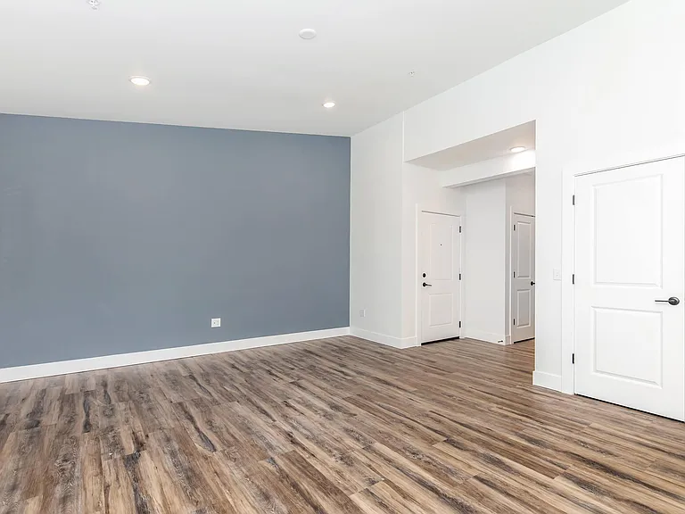 Lakeview Apartments — Photo 42
