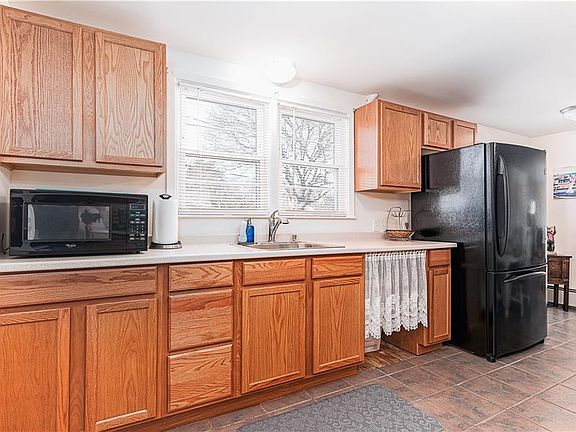 5th image of 24 Bayberry Dr