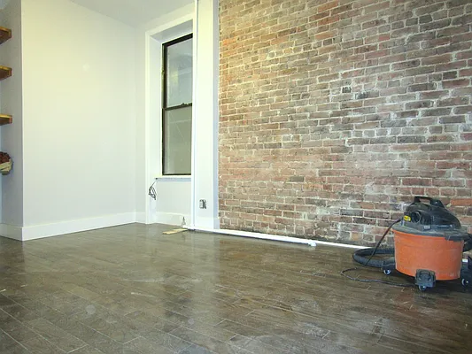 Rented by EXR | media 9