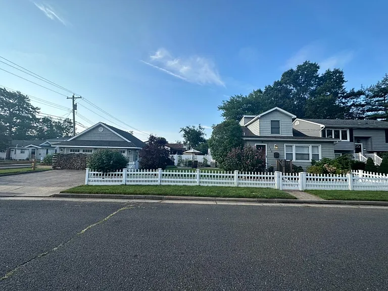 138 Cedar Ave — Photo 2