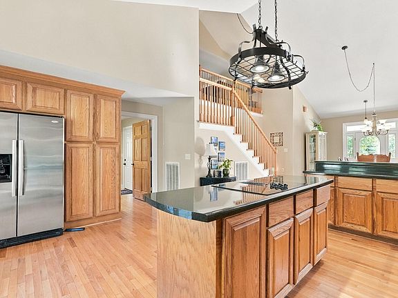 5th image of 210 Knotty Oak Dr