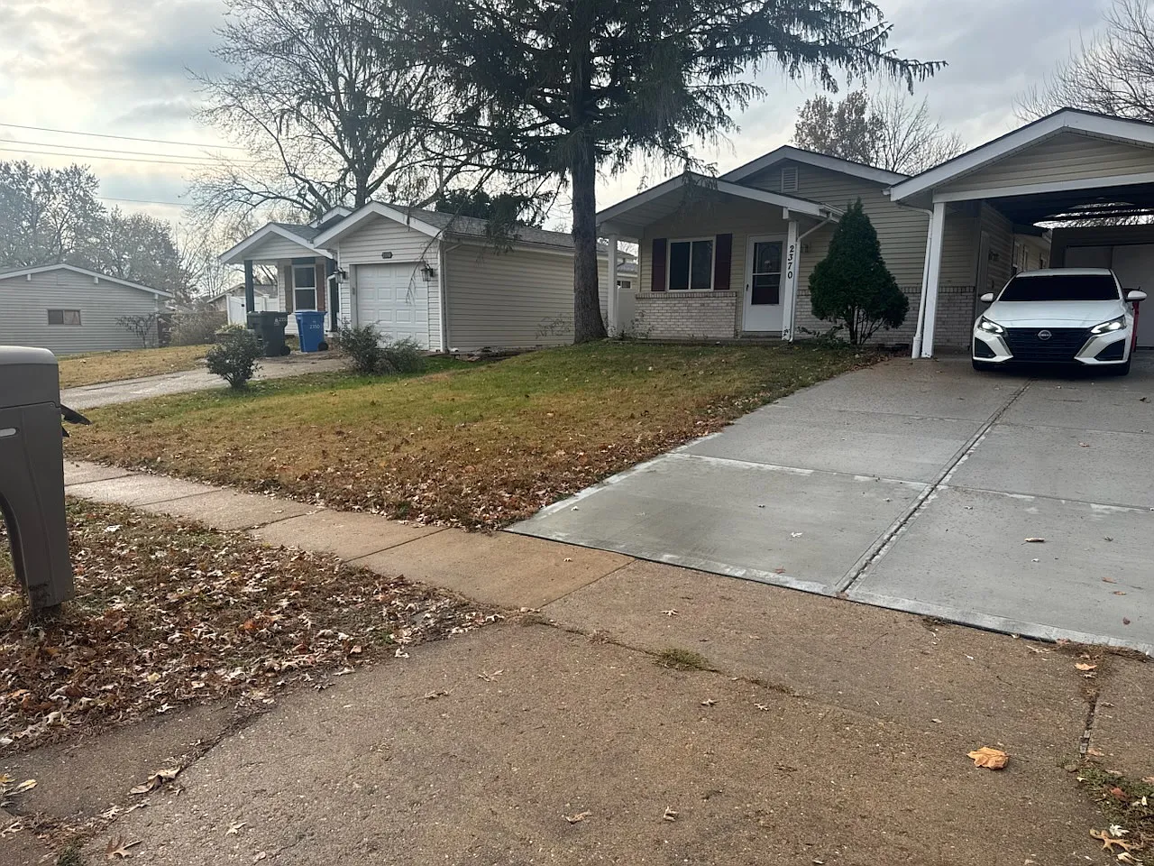2370 Lindsay Ln photo 1