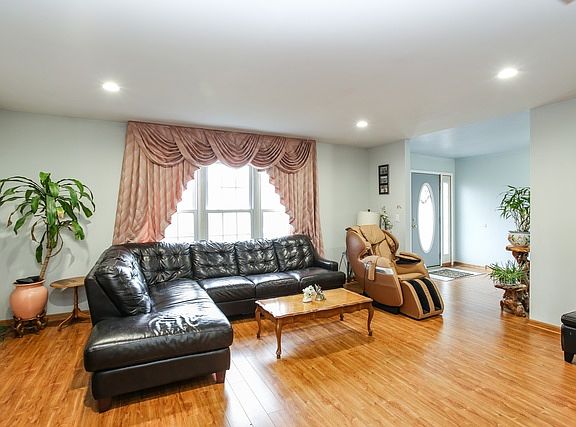 3rd image of 1756 N Devon Ave