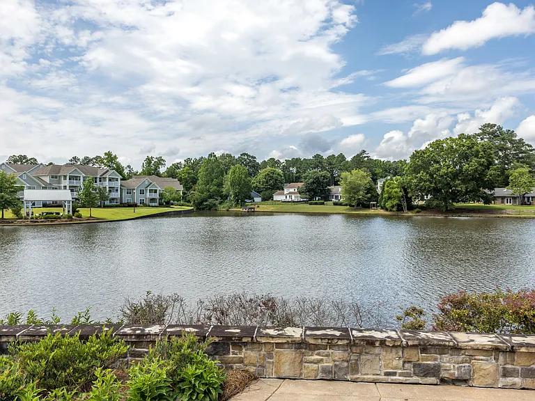Lakeside Village Apartments — Photo 23