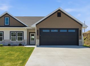 305 Dutch Dr, Robins, IA 52328