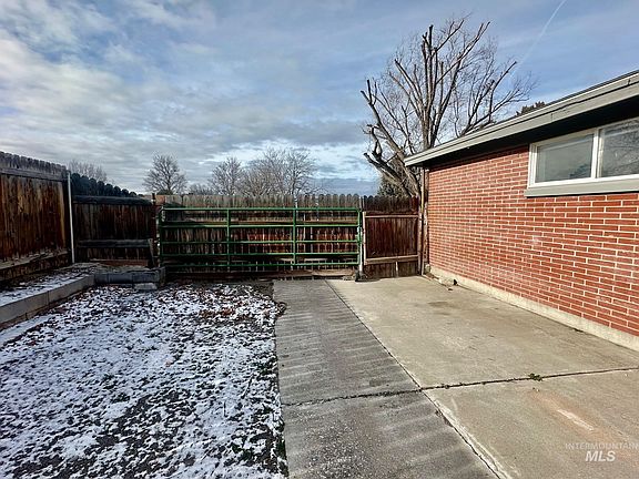 3rd image of 628 Alturas Dr N
