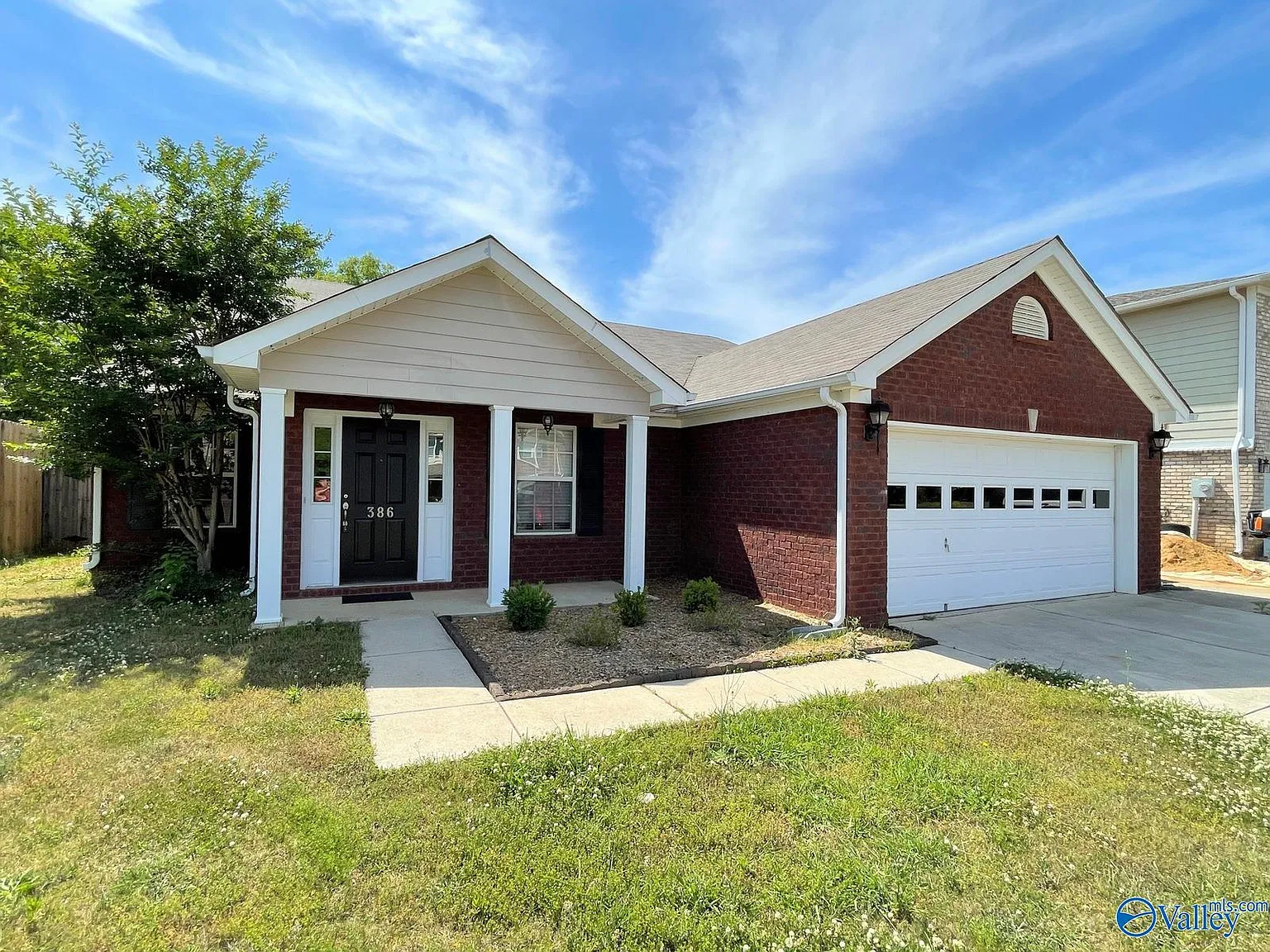 4 bed, 2.0 bath, 2272 sqft, $1,895 — Photo 2