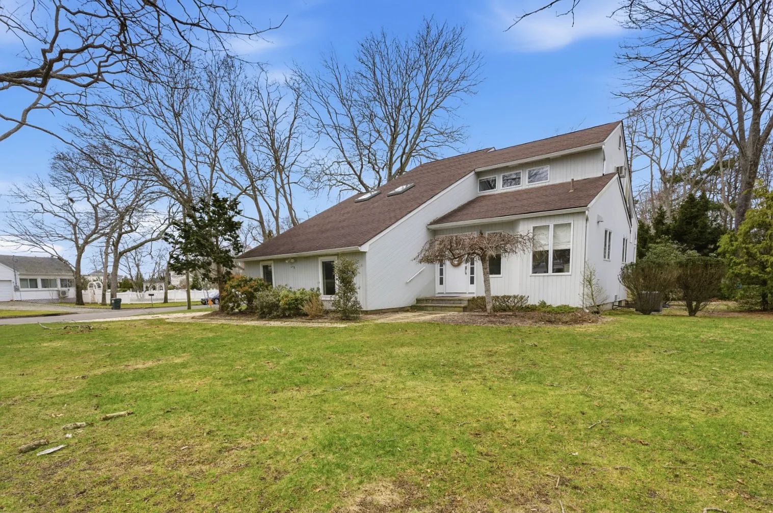 Old Harbor Colony in Hampton Bays — Photo 1