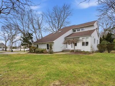 1 Canal Way, Hampton Bays, NY, 11946