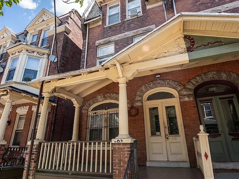 221 Buckingham Pl — Photo 1