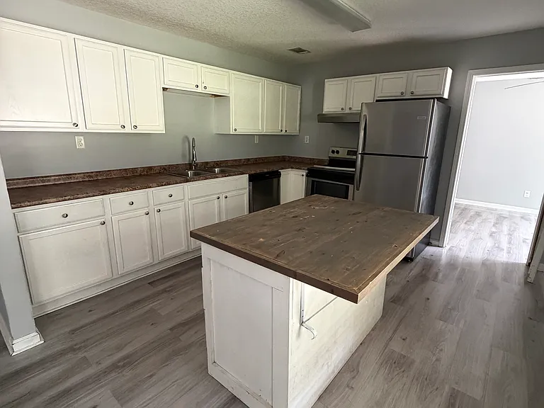 717 Lee Rd — Photo 2