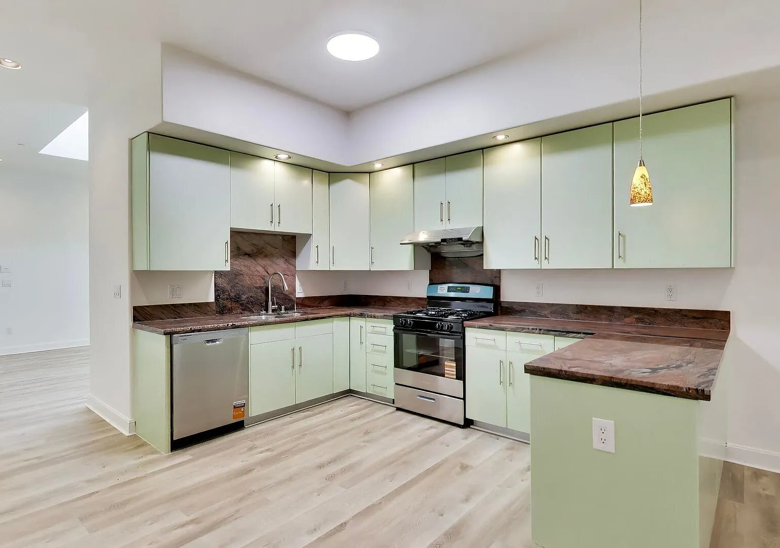 Spacious 2-Bedroom + Private Outdoor Space | Downtown Oakland — Photo 2